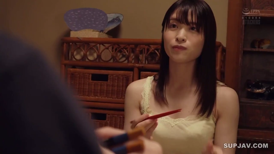 Indoor · Sitting Posture · 进食 · 单人 · 面部 · Gaze · 筷子 · 黄色蕾丝吊带