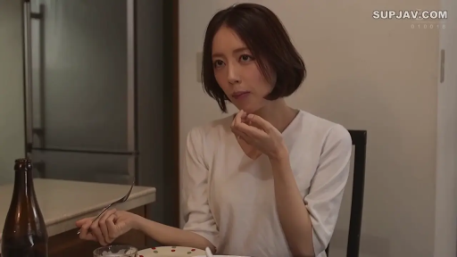 坐姿 · 自然 · 半身 · 餐厅 · 短发 · 用餐 · 餐具 · 白色V领上衣