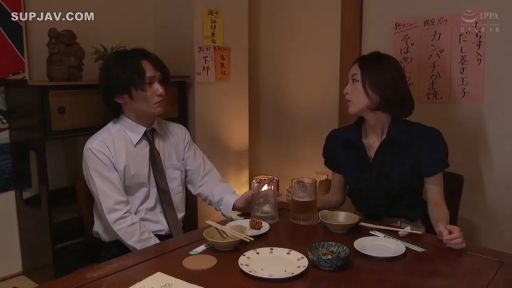 座り姿勢 · ビジネススーツ · プロット · 沉稳 · 饮酒 · 居酒屋 · 啤酒杯