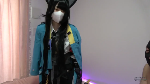 Indoor · Role-playing · Stand · Medium shot · 互动 · 戴口罩 · Cosplay · 面具