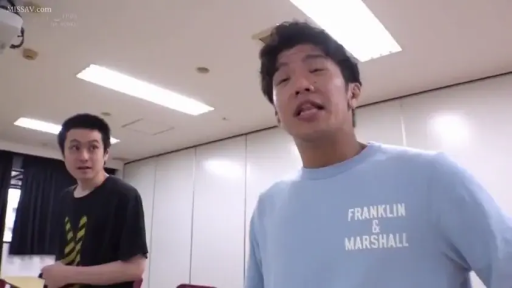 室内 · 交谈 · 站立 · 自然 · 男性 · T恤