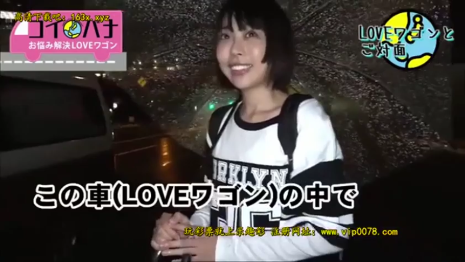 站立 · 微笑 · 半身 · 对话 · 户外 · 休闲服 · 夜景 · 雨伞