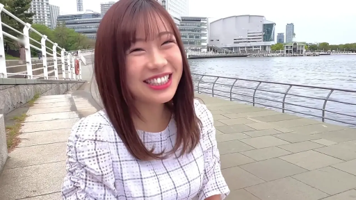 坐姿 · 面对镜头 · 面部特写 · 护栏 · 室外 · 格纹衬衫 · 灿烂笑容 · 户外水滨