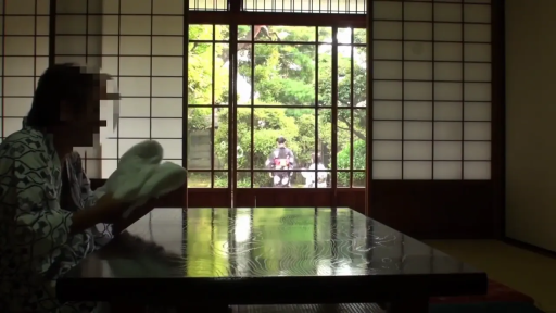 坐姿 · 和室 · 全景 · 木桌 · 面部模糊 · 浴衣 · 持有毛巾