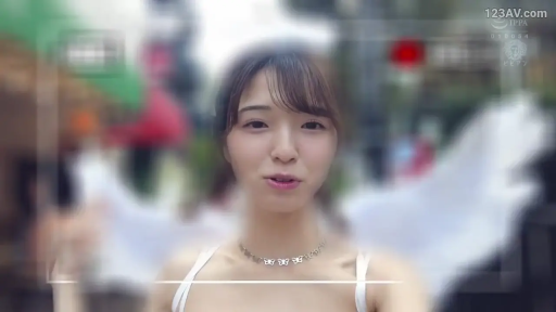 面部 · 站立 · 微笑 · 项链 · 户外 · 白色吊带 · 录制 · 模糊背景