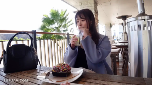 座り姿勢 · 中景 · 自然 · 甜点 · 日常生活 · 喝饮料 · 蓝色大衣 · 咖啡厅露台