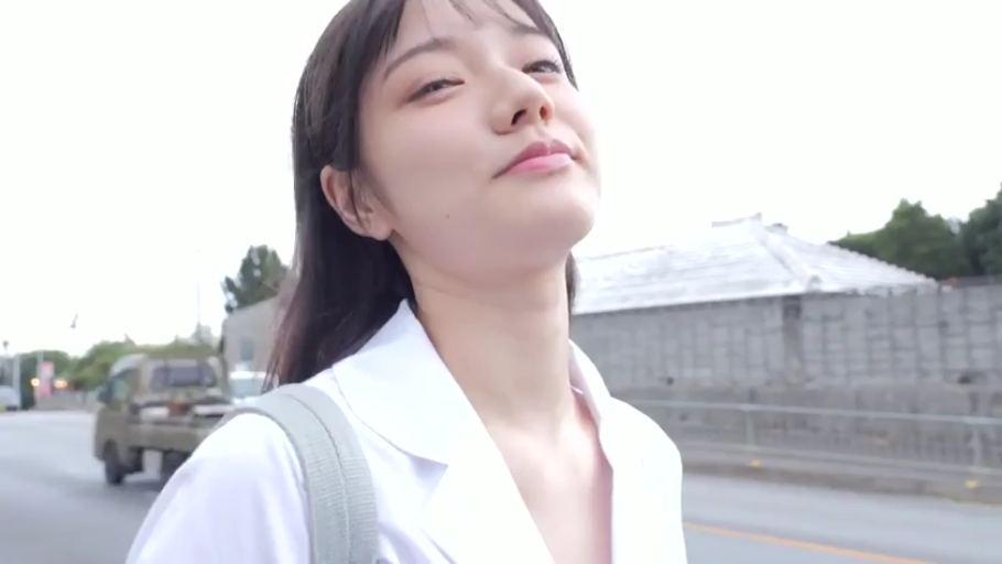 微笑 · 白色衬衫 · 面部特写 · 仰头 · 户外 · 注视镜头 · 自然光 · 背包