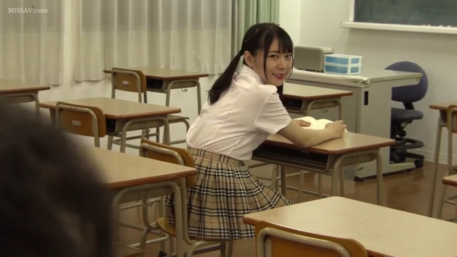 坐姿 · 教室 · 全景 · 微笑 · 课桌 · JK制服 · 双马尾 · 回头