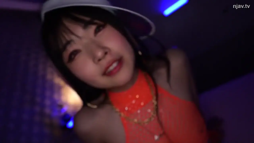 身をかがめる · 顔部のクローズアップ · 微笑 · カメラに向かって · 薄暗な部屋 · 霓虹灯 · 金项链 · 橙色网格上衣