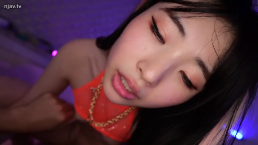 室内 · 身をかがめる · 顔部のクローズアップ · 迷離 · 凝視 · 紫色灯光 · 金项链 · 红色泳衣