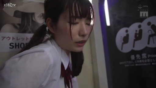 白衬衫 · 上半身特写 · 电车 · 靠立姿势 · 闭眼痛苦 · 忍耐受辱 · 扶手海报 · 电车痴汉题材