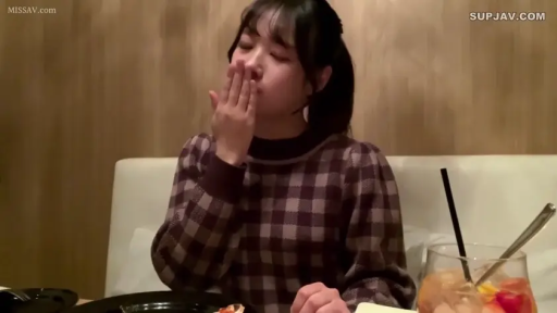 坐姿 · 中景 · 自然 · 餐厅 · 毛衣 · 进食 · 生活 · 饮料