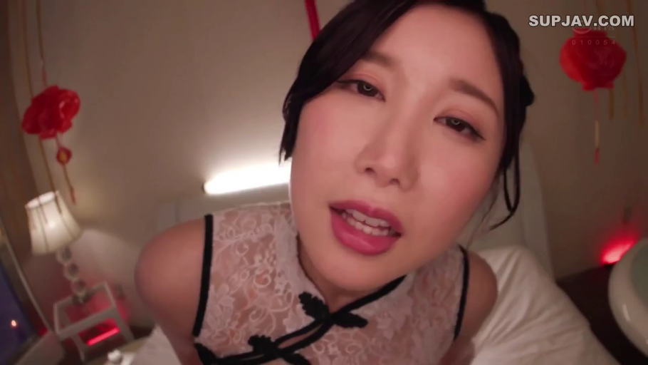 短裙 · 腿部 · 行走 · 户外 · 低视角 · 走动