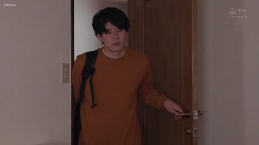 站立 · 开门 · 男性 · 门口 · 背包 · 疲惫 · 橘色长袖