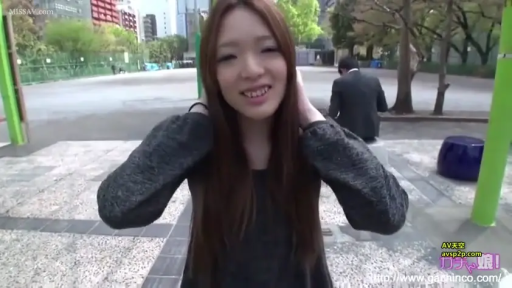 站立 · 微笑 · カメラに向かって · 半身 · 屋外 · 黑色长袖 · 背景路人