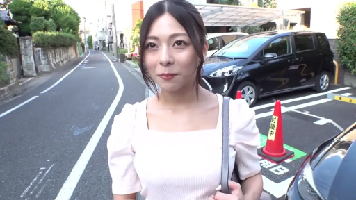 站立 · 中景 · 平静 · 看向镜头 · 白天 · 户外街道 · 单肩包 · 白色方领短袖上衣