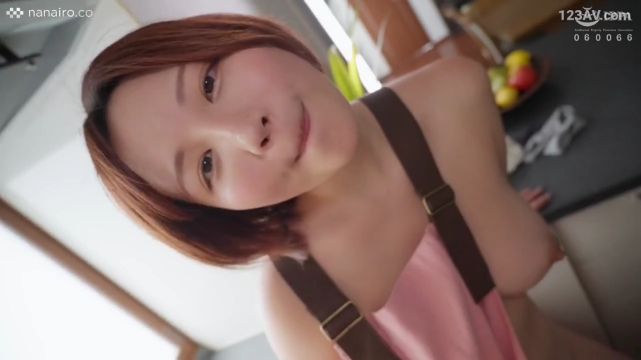 俯身 · 脸部特写 · 微笑 · 对视 · 厨房 · 露出 · 水果 · 裸体围裙