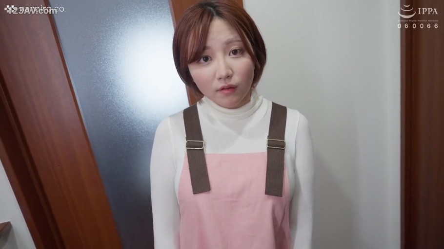 室内 · 站立 · 居家 · 呆滞 · 注视 · 上半身 · 白色高领