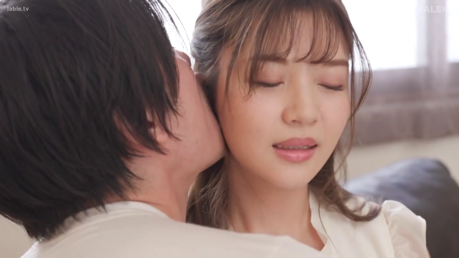 室内 · 陶醉 · 拥抱 · 面部特写 · 白色上衣 · 日本AV · 亲吻颈部