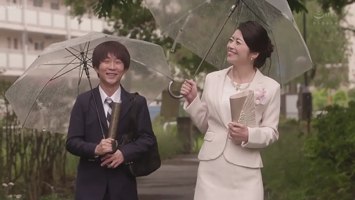 男性穿深色西装校服