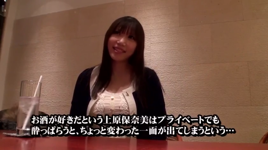 坐姿 · 中景 · 微笑 · 黑色开衫 · 聊天 · 餐厅 · 日文字幕 · 饮料杯