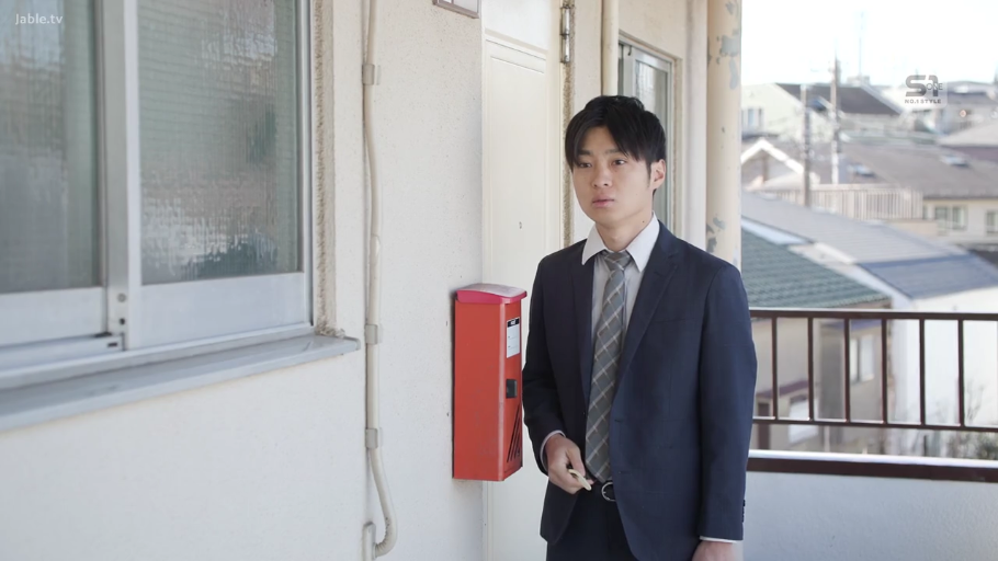 站立 · 中景 · 西装 · 公寓走廊