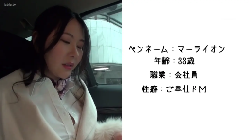 坐姿 · 脸部特写 · 白衬衫 · 车内