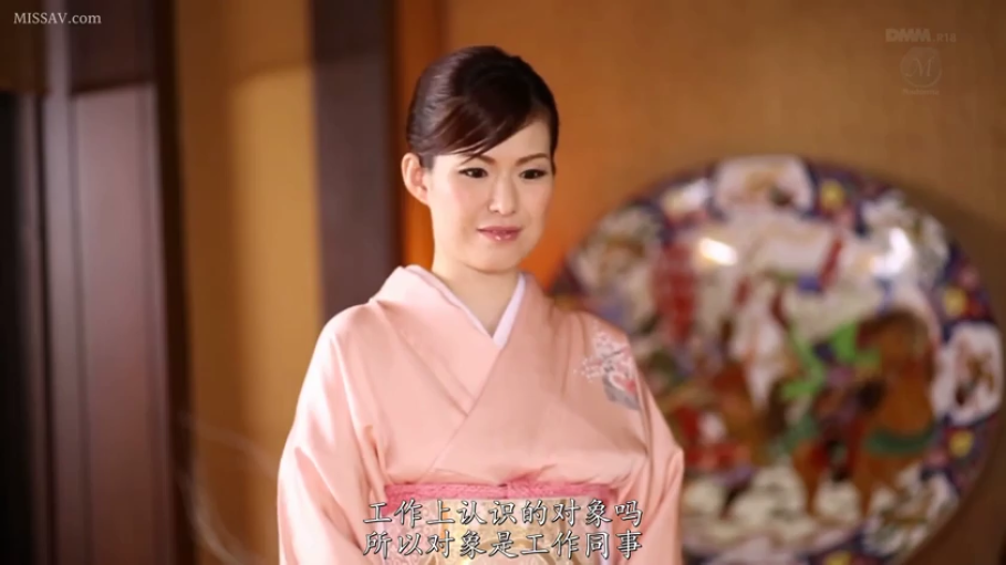 坐姿 · 微笑 · 上半身 · 户外 · 泳池 · 泳装 · 开朗 · 山景