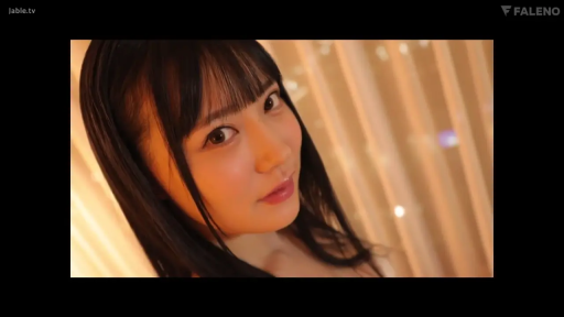 室内 · 脸部特写 · 注视镜头 · 侧头 · 浅色上衣 · 恬静 · 黑发