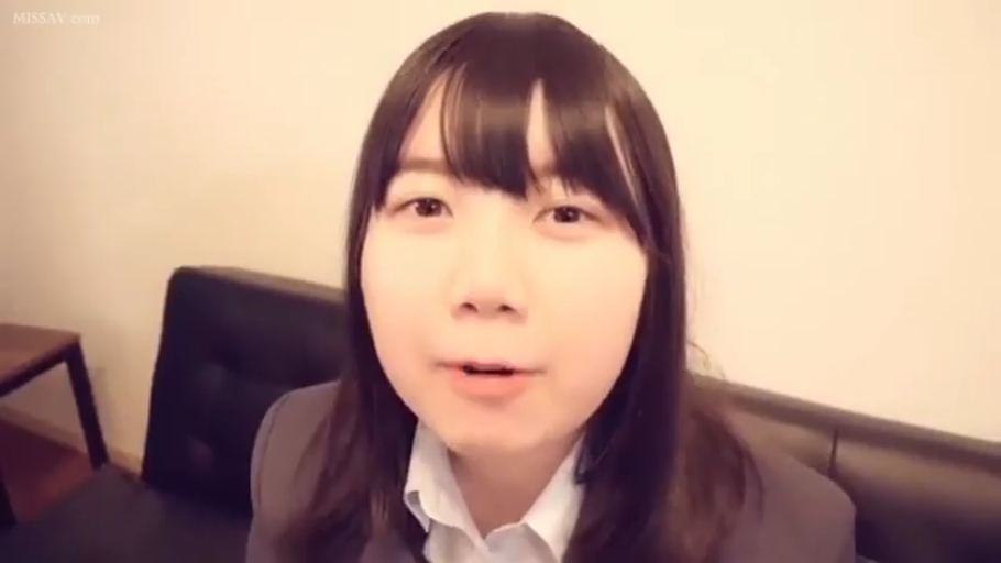 室内 · 坐姿 · 脸部特写 · 沙发 · 自然 · 注视 · 西装 · 黑发