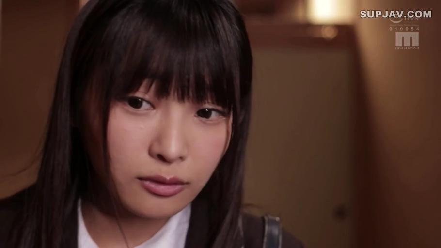 室内 · 忧郁 · 校服 · 面部特写 · 凝视 · 少女 · 书包带 · 微侧