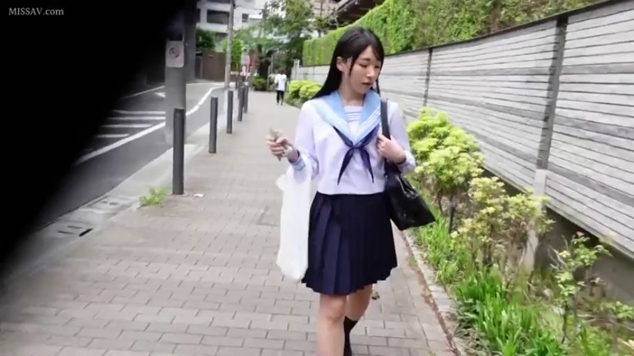 坐姿 · 沉思 · 忧郁 · 客厅 · 半身 · 百褶裙 · 少女