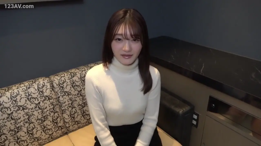 室內 · 坐姿 · 沙发 · 微笑 · 注视镜头 · 白色高领毛衣 · 气质淑女