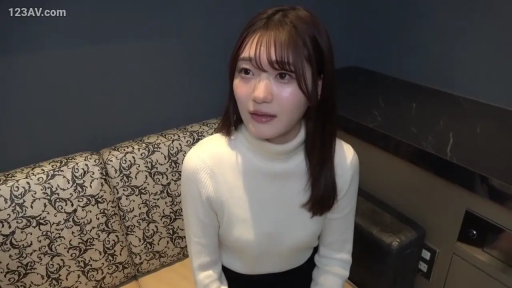 室內 · 坐姿 · 呆滞 · 中近景 · 长发 · 倾听 · 白色高领毛衣 · 花纹沙发