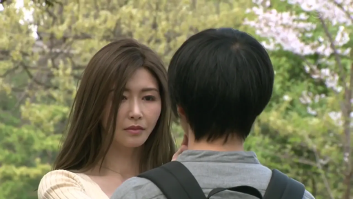 憂鬱 · ニットセーター · 近景 · 抚摸 · 屋外 · 熟女 · 背包 · 対面