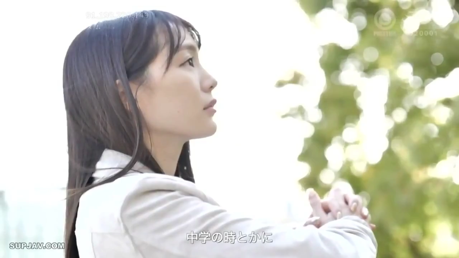 憂鬱 · 站立 · 凝視 · 屋外 · 侧脸 · 日语字幕 · 白色外套