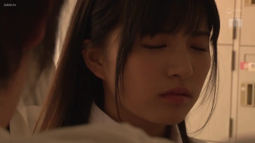 严肃 · 面部 · 校服 · 站立 · 剧情 · 对视 · 更衣室 · 储物柜