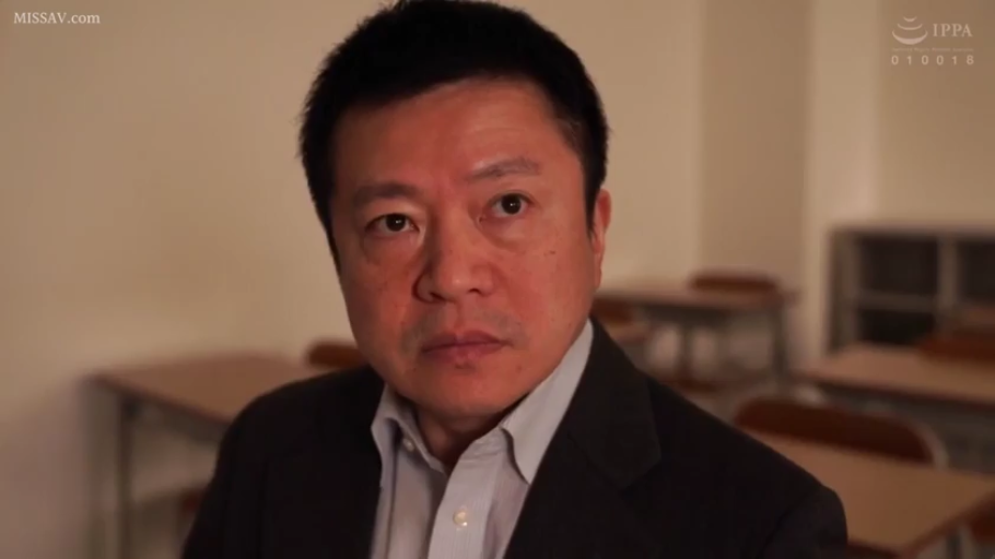 严肃 · 教室 · 站立 · 面部特写 · 课桌 · 注视 · 西装 · 男性