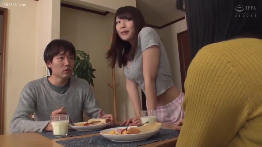 交谈 · 俯身 · 自然 · 餐厅 · 居家服