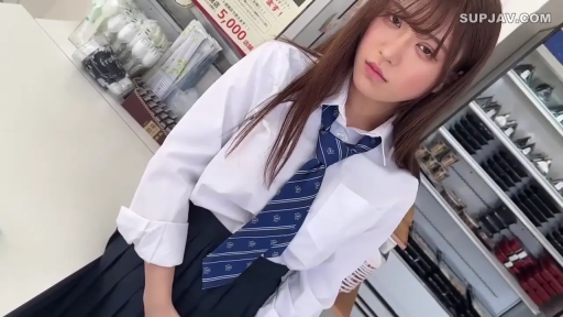 室内 · 校服 · 中景 · 站姿 · 注视 · 冷淡 · 背景货架