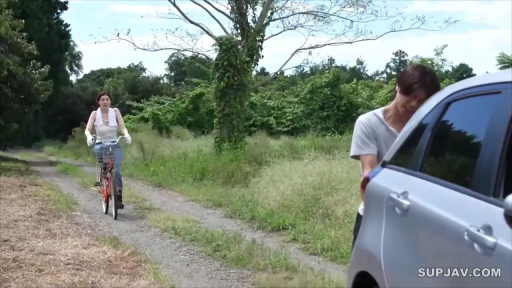 全景 · 平静 · 牛仔裤 · 自行车 · 骑姿 · 骑自行车 · 乡间小路