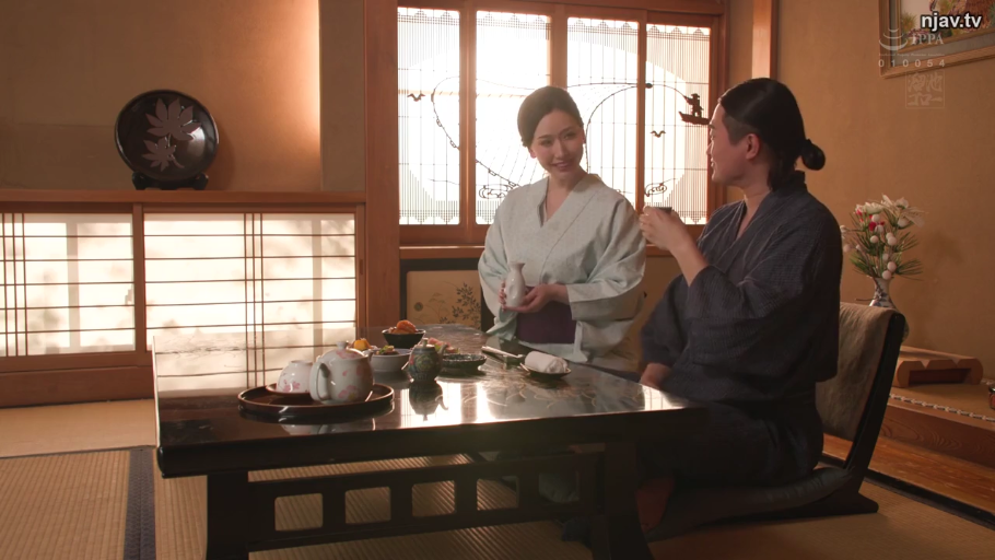 跪坐 · 和室 · 中景 · 微笑 · 饮酒 · 和服 · 茶具 · 文化