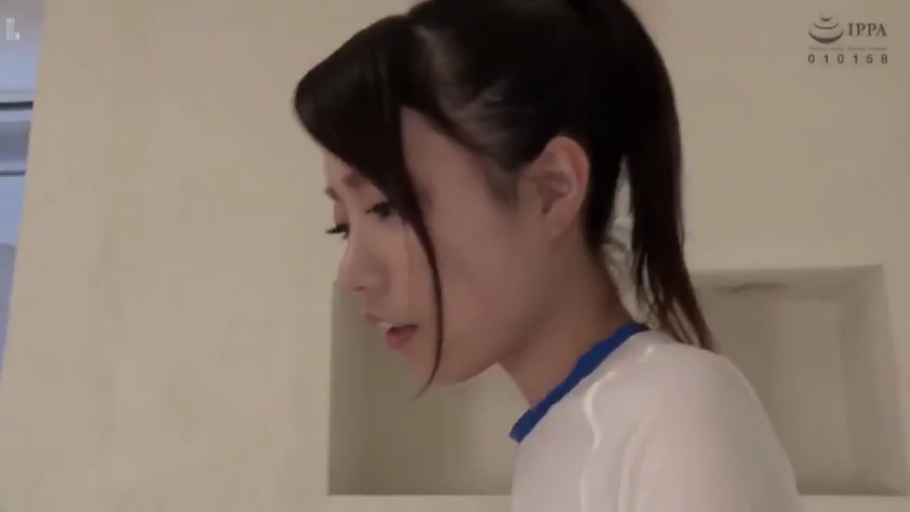 室内 · 俯身 · 自然 · 凝视 · 体操服 · 马尾 · 脸部侧面