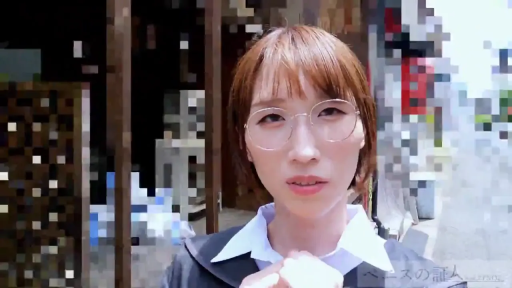 眼鏡 · 白襯衫 · 自然 · 户外 · 注视镜头 · 短发 · 头部特写 · 正面站立