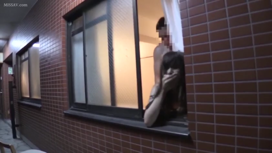 性交 · 全裸 · 中景 · 窗边 · 背后位 · 捂嘴