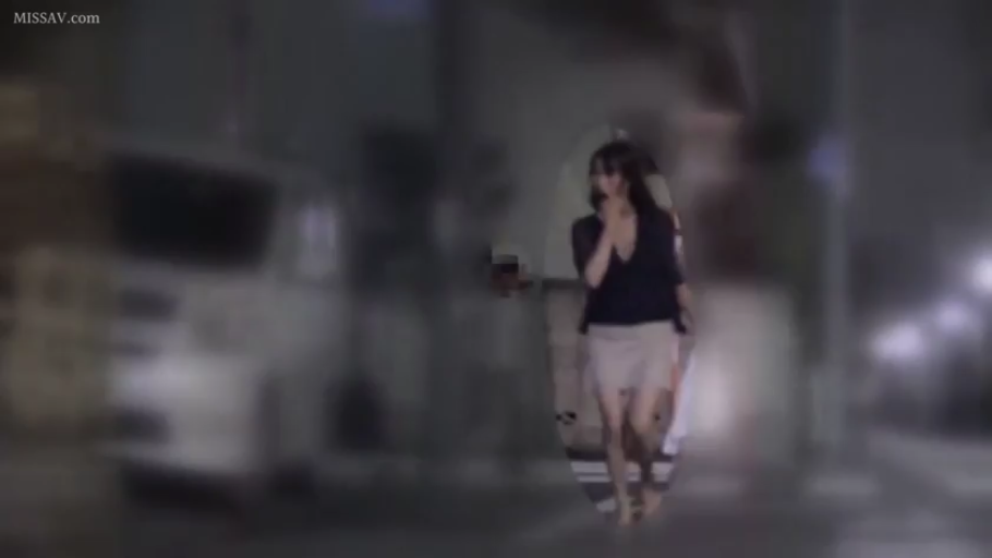 浅色短裙 · 户外街道