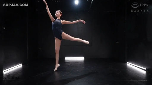 全身 · 专注 · 黑色连体衣 · 跳舞 · 舞蹈室 · 高叉 · 芭蕾姿势