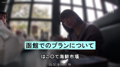 坐姿 · 交谈 · 严肃 · 半身 · 剧情 · 餐厅 · 灰色长袖