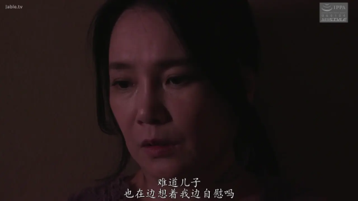 室内 · 沉思 · 脸部 · 站立 · 中文字幕 · 针织衫 · 忧虑