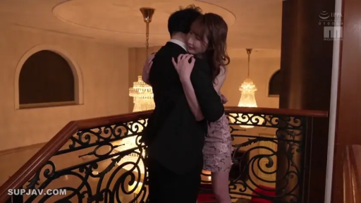 中景 · 拥抱 · 微笑 · 搂抱 · 浪漫 · 豪华室内 · 晚礼服 · 水晶灯